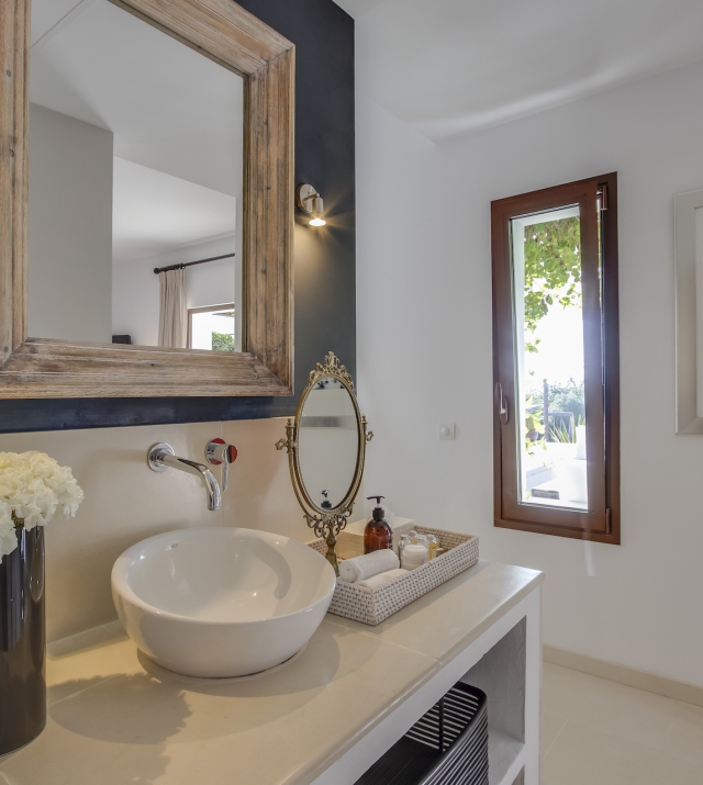 resa estates rental villa childfriendly north ibiza 2022 luxury can rio Flock bathroom 1 NEW.jpg